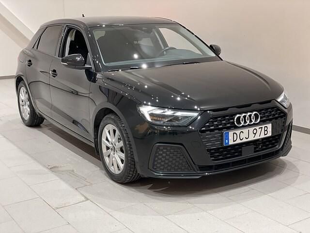 Mytsvart metallic Begagnad 2022 Audi A1 Sportback Proline Halvkombi | 224 900 kr (Marknadspris) - Bild 1/4