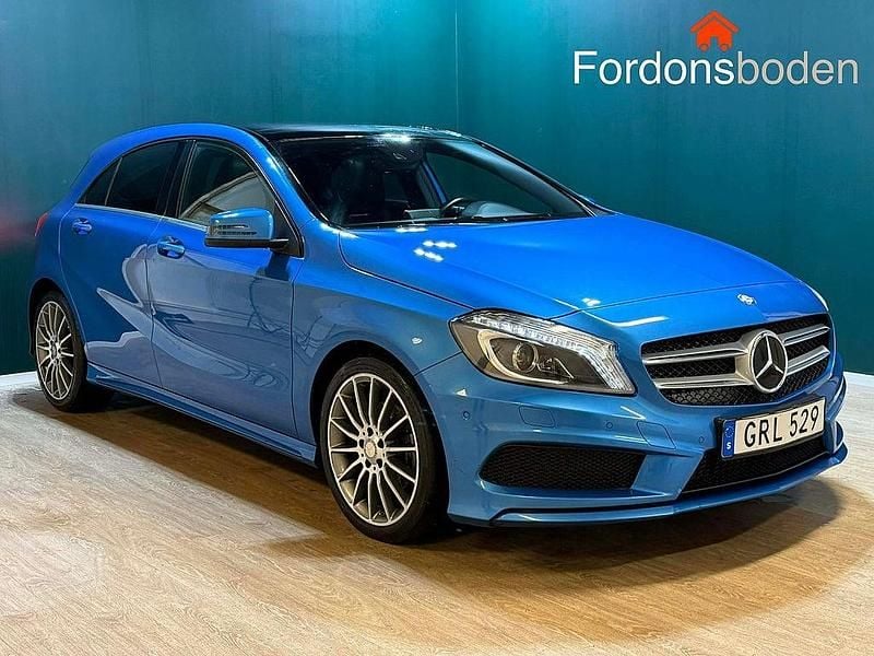 Mörkblå (blå) Begagnad 2015 Mercedes A180 AMG Halvkombi | 144 800 kr (Marknadspris) - Bild 1/4