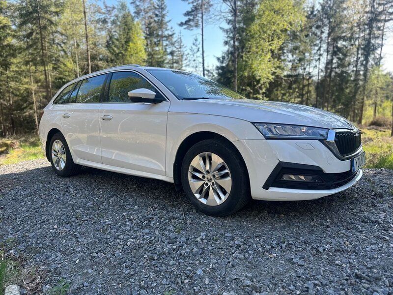 Vit Begagnad 2021 Skoda Octavia Kombi | 129 000 kr (Lite dyr) - Bild 1/1