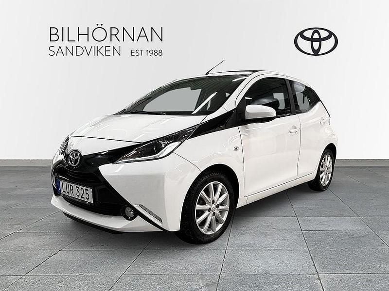 Vit Begagnad 2015 Toyota Aygo X-wave Halvkombi | 89 900 kr (Marknadspris) - Bild 1/4