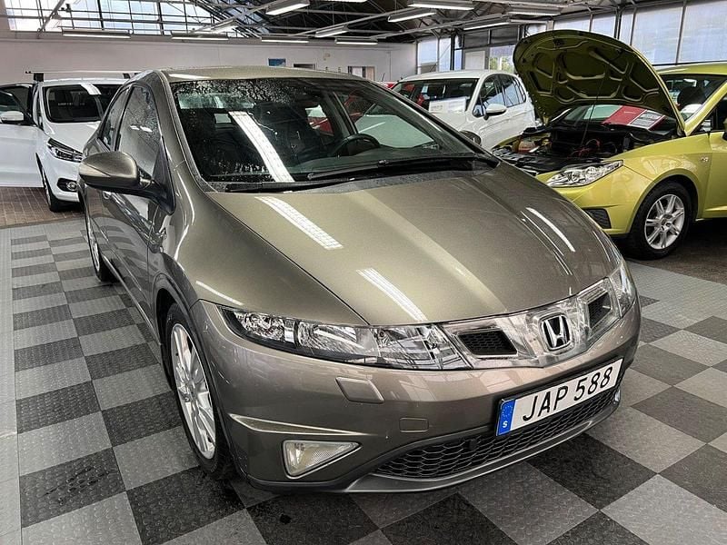 Mörkgrå Begagnad 2009 Honda Civic Sport Halvkombi | 59 000 kr (Marknadspris) - Bild 1/4