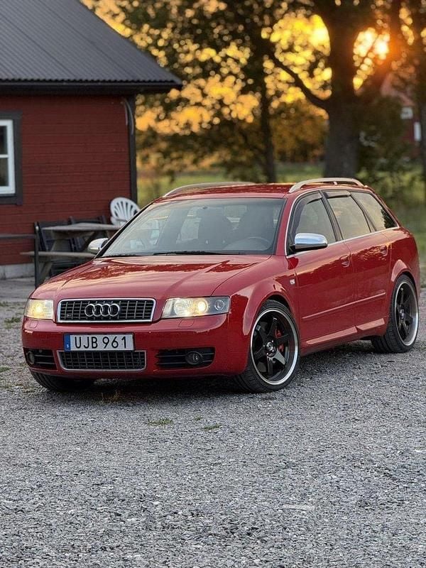 Röd Begagnad 2004 Audi S4 Kombi | 95 000 kr (Marknadspris) - Bild 1/4