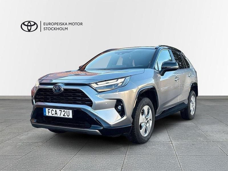 Grå Begagnad 2024 Toyota RAV4 Hybrid Style SUV | 439 900 kr (Marknadspris) - Bild 1/4