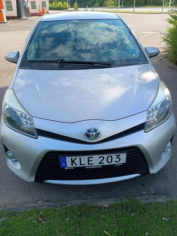Silver Begagnad 2014 Toyota Yaris Hybrid Halvkombi | 120 000 kr (Marknadspris) - Bild 1/4
