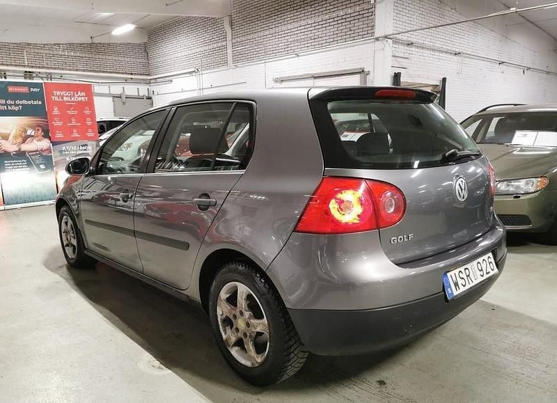 Begagnad VW Golf IV Trendline 102 HK (75 kW) 2005 Mörkgrå Halvkombi