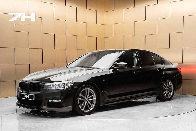 Svart Begagnad 2017 BMW 520 M Sport Sedan | 289 900 kr (Marknadspris) - Bild 1/4