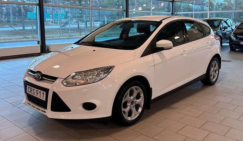 Vit Begagnad 2014 Ford Focus Halvkombi | 54 900 kr (Marknadspris) - Bild 1/4