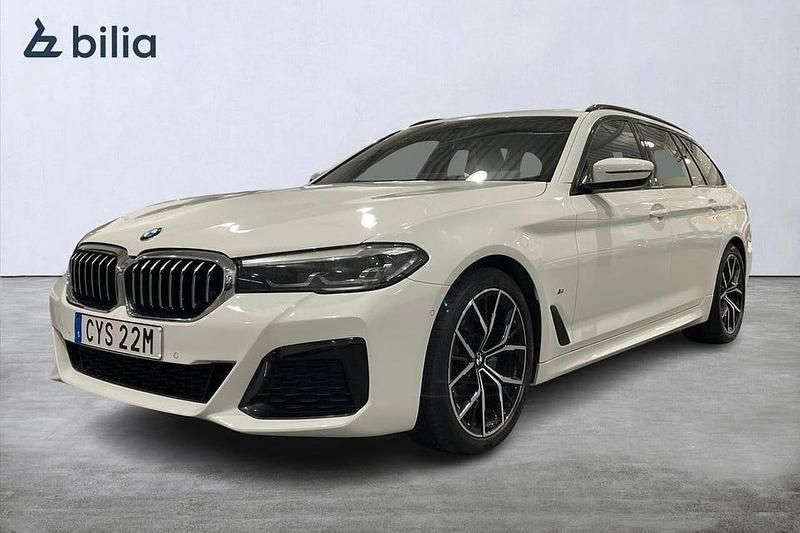 Vit Begagnad 2022 BMW 520 M Sport Kombi | 349 900 kr (Bra pris) - Bild 1/4
