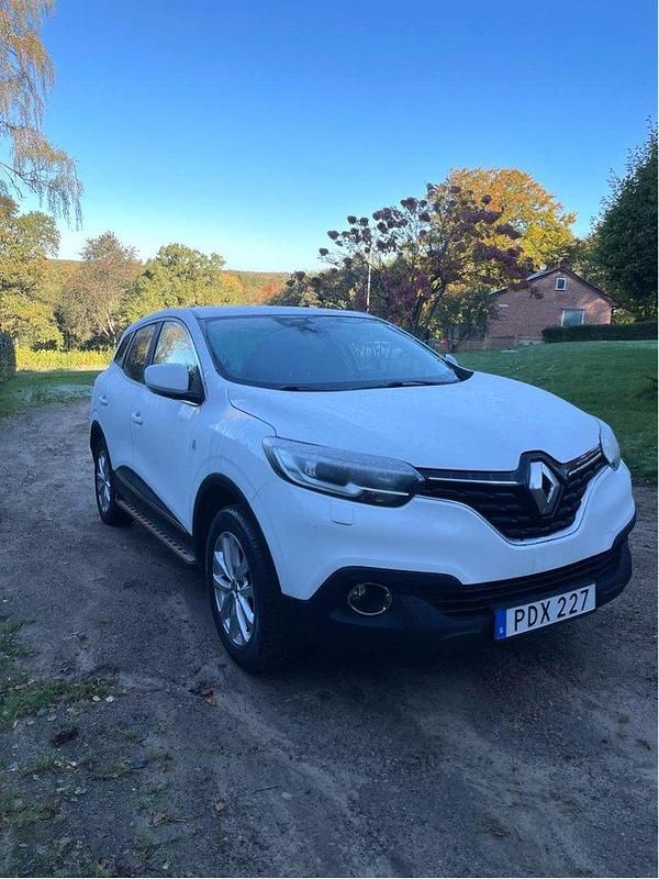 Vit Begagnad 2017 Renault Kadjar LIMITED SUV | 119 900 kr (Marknadspris) - Bild 1/4