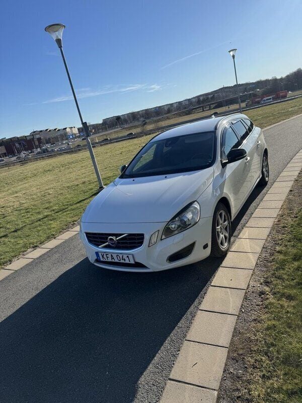 Vit Begagnad 2013 Volvo V60 Momentum Kombi | 52 000 kr (Superpris) - Bild 1/4