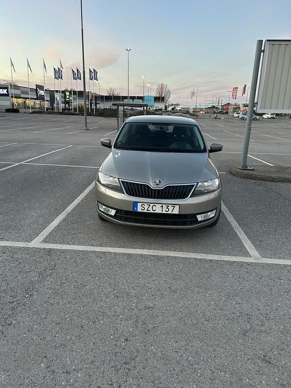 Begagnad Skoda Rapid 90 HK (66 kW) 2015 Ljusbrun Halvkombi