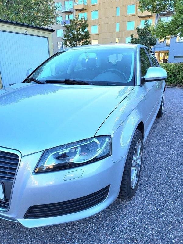 Silver Begagnad 2010 Audi A3 Sportback Attraction Halvkombi | 69 500 kr (Marknadspris) - Bild 1/4