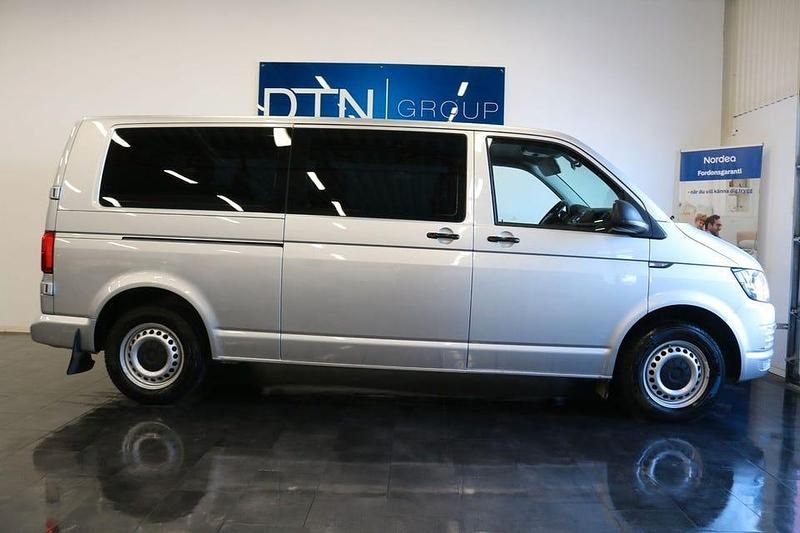 Silver Begagnad 2018 VW Caravelle S Minibuss | 249 000 kr (Marknadspris) - Bild 1/4