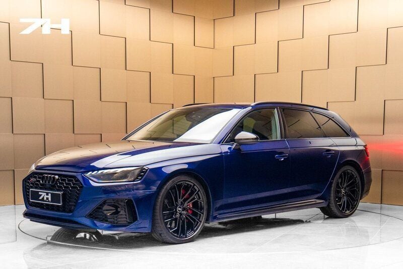 Blå Begagnad 2022 Audi RS4 Design Kombi | 799 000 kr (Marknadspris) - Bild 1/4