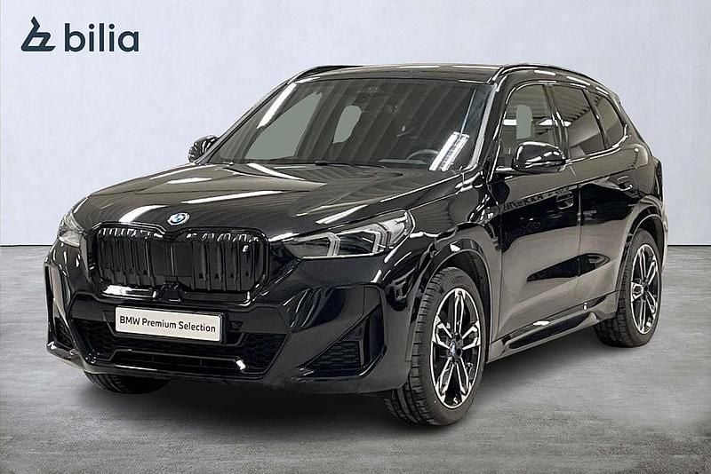 Svart Begagnad 2022 BMW iX1 M Sport SUV | 449 900 kr - Bild 1/4