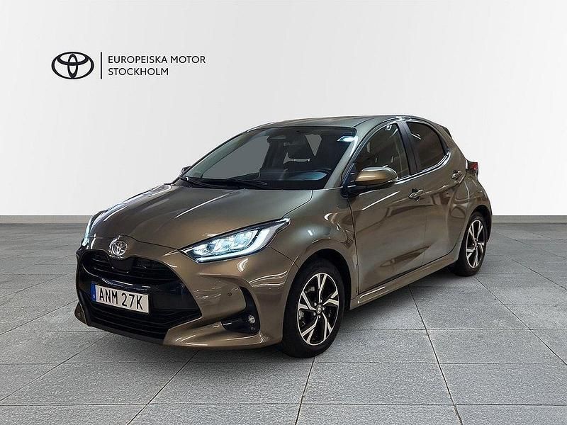 Grön Begagnad 2023 Toyota Yaris Hybrid Style Halvkombi | 249 900 kr (Marknadspris) - Bild 1/4