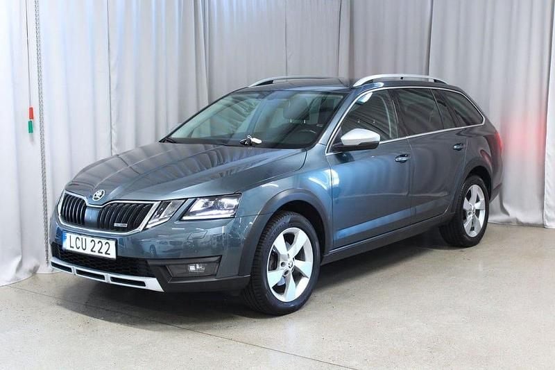 Mörkgrå Begagnad 2018 Skoda Octavia Scout Kombi | 149 900 kr (Marknadspris) - Bild 1/3