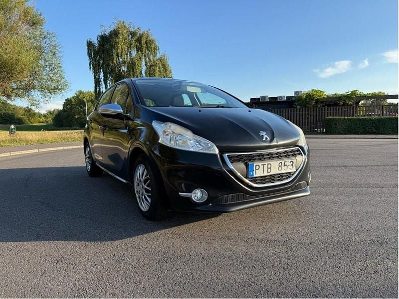 Svart Begagnad 2013 Peugeot 208 Halvkombi | 41 900 kr (Marknadspris) - Bild 1/4