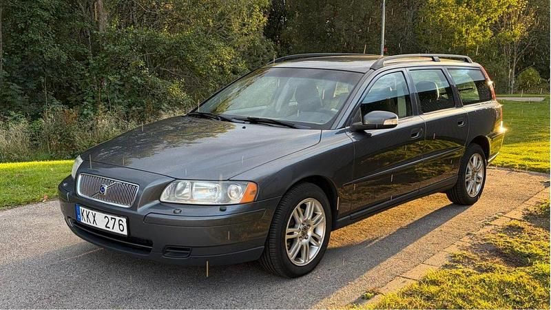 Grå Begagnad 2007 Volvo V70 Kinetic Kombi | 35 000 kr (Marknadspris) - Bild 1/4
