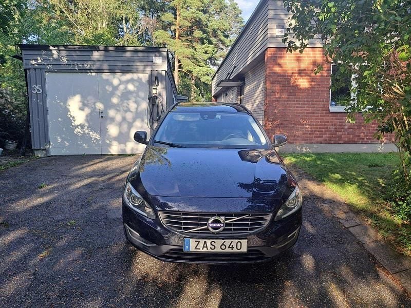 Blå Begagnad 2018 Volvo V60 Standard Kombi | 162 900 kr (Marknadspris) - Bild 1/4