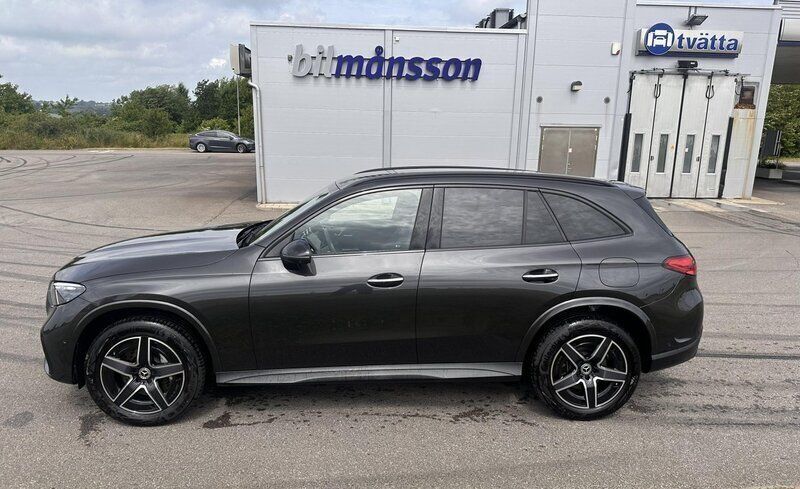 Grå Begagnad 2023 Mercedes GLC400d AMG line SUV | 770 000 kr (Marknadspris) - Bild 1/4