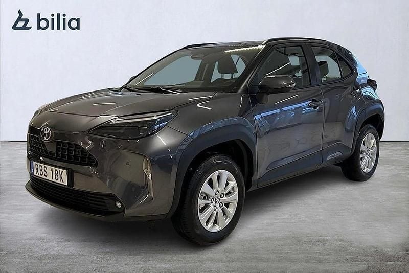 Grå Begagnad 2024 Toyota Yaris Cross Active SUV | 299 900 kr (Marknadspris) - Bild 1/4