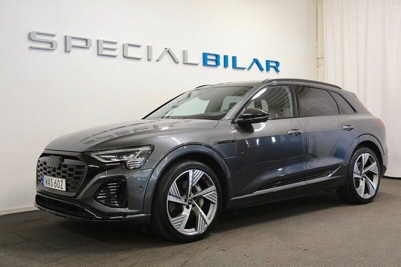 Grå Begagnad 2023 Audi Q8 e-tron S-Line SUV | 729 000 kr (Lite dyr) - Bild 1/4