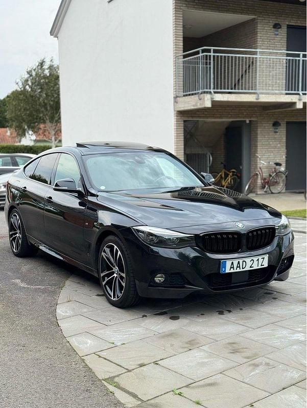 Svart Begagnad 2020 BMW 320 Gran Turismo M Sport Halvkombi | 255 000 kr (Dyr) - Bild 1/4