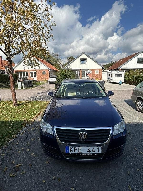 Blå Begagnad 2010 VW Passat Sportline Kombi | 40 000 kr (Bra pris) - Bild 1/4