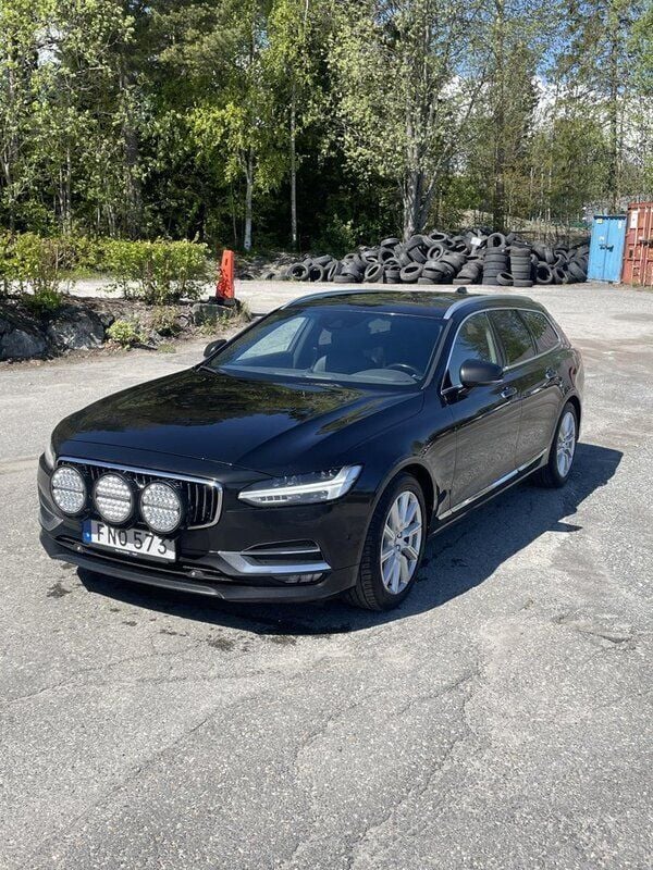 Svart Begagnad 2017 Volvo V90 Inscription Kombi | 249 000 kr (Marknadspris) - Bild 1/4