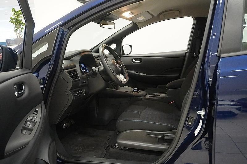 Begagnad Nissan Leaf Acenta 110 kW (150 HK) 2022 Blå Halvkombi