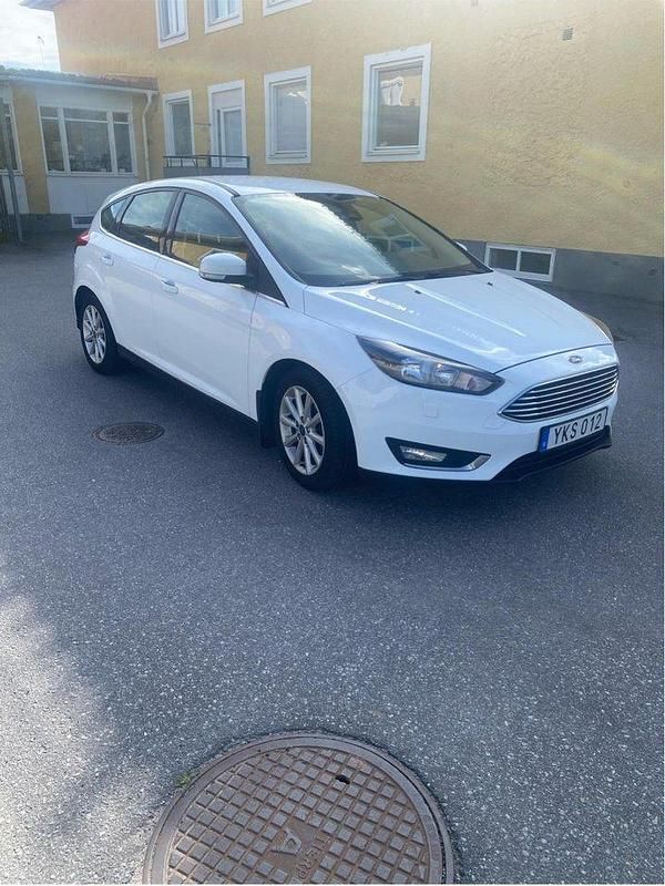 Vit Begagnad 2017 Ford Focus Titanium Halvkombi | 99 500 kr (Marknadspris) - Bild 1/4