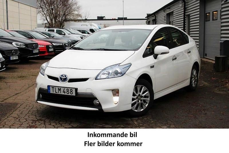Vit Begagnad 2015 Toyota Prius Plug-in Hybrid Active Halvkombi | 148 900 kr (Lite dyr) - Bild 1/3