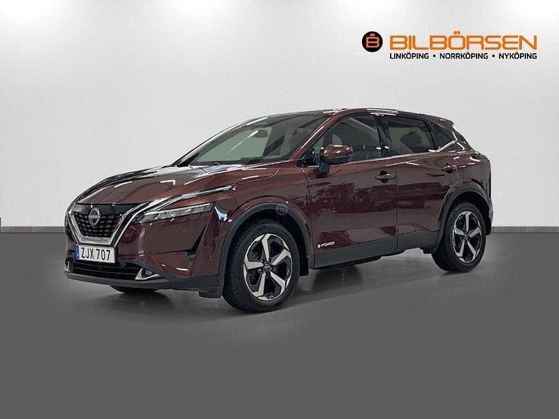 Mörkröd Begagnad 2022 Nissan Qashqai 360º SUV | 299 900 kr (Marknadspris) - Bild 1/4