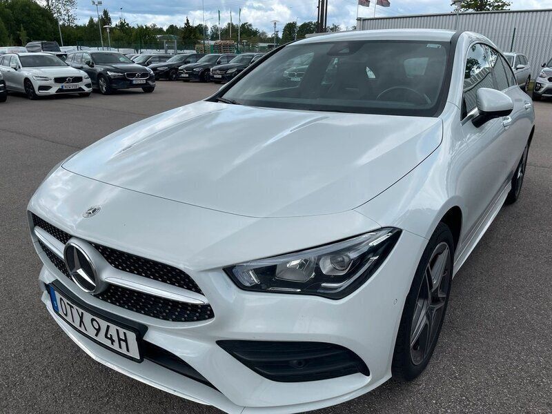 Vit (vit metallic) Begagnad 2022 Mercedes CLA250e Sedan | 349 000 kr (Marknadspris) - Bild 1/2
