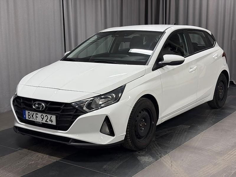Vit Begagnad 2022 Hyundai i20 Essential Halvkombi | 149 800 kr (Marknadspris) - Bild 1/4
