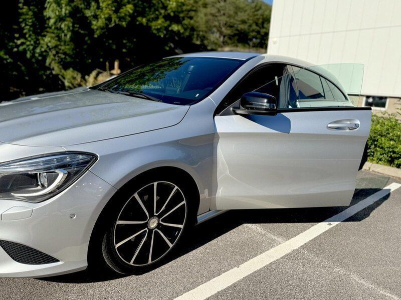 Silver Begagnad 2015 Mercedes CLA200 Shooting Brake Kombi | 170 000 kr (Marknadspris) - Bild 1/4