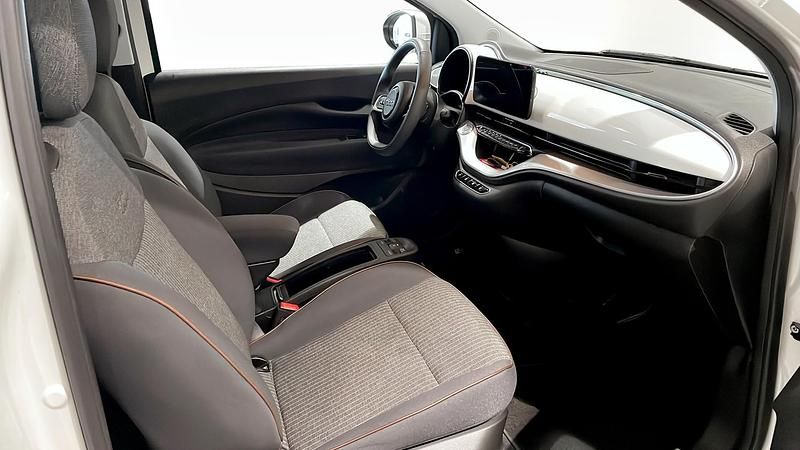 Begagnad Fiat 500e Icon 86 kW (118 HK) 2022 Vit Halvkombi