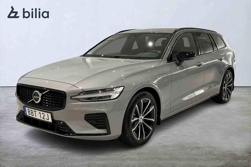 Grå Begagnad 2025 Volvo V60 Plus Kombi | 499 900 kr (Marknadspris) - Bild 1/1