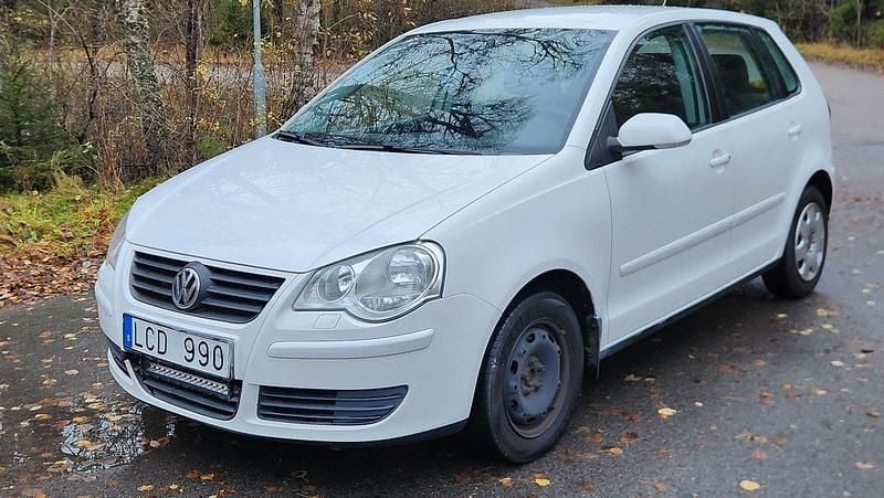 Vit Begagnad 2006 VW Polo Comfortline Halvkombi | 24 900 kr (Marknadspris) - Bild 1/4