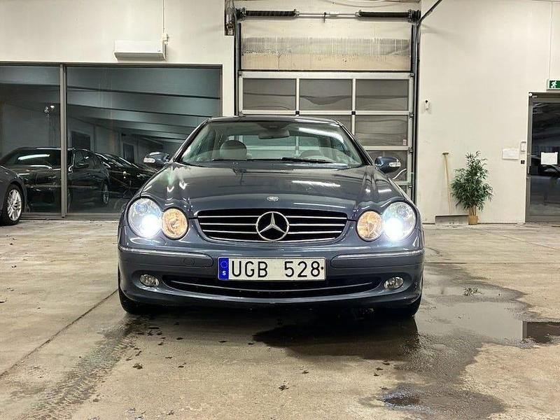 Begagnad Mercedes CLK240 Avantgarde 170 HK (125 kW) 2003 Ljusblå Sportkupé