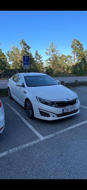 Vit Begagnad 2015 Kia Optima Sedan | 129 000 kr (Marknadspris) - Bild 1/4