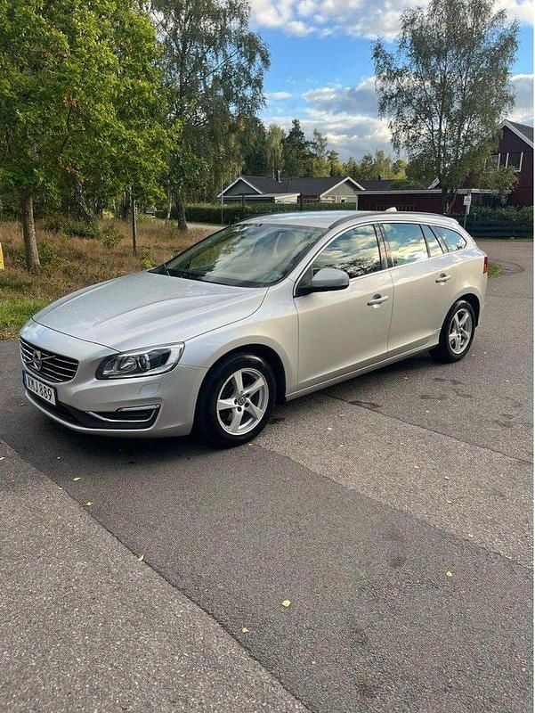 Silver Begagnad 2016 Volvo V60 Momentum Kombi | 130 000 kr (Bra pris) - Bild 1/4
