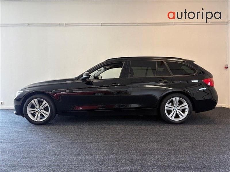 Svart Begagnad 2015 BMW 318 Sport Line Kombi | 129 900 kr (Marknadspris) - Bild 1/4
