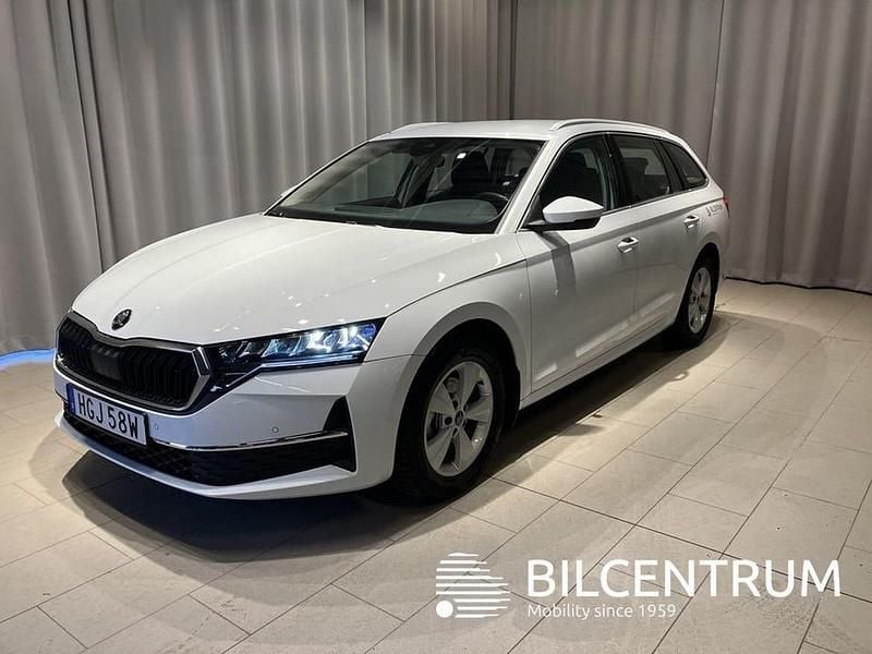 Vit Begagnad 2025 Skoda Octavia Kombi | 309 900 kr (Marknadspris) - Bild 1/4