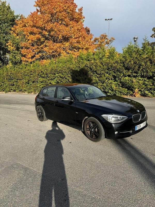 Svart Begagnad 2012 BMW 118 Sport Line Halvkombi | 70 000 kr (Marknadspris) - Bild 1/4