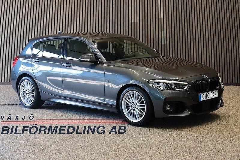 Grå (gråmetallic) Begagnad 2019 BMW 118 M Sport Halvkombi | 199 000 kr (Marknadspris) - Bild 1/4