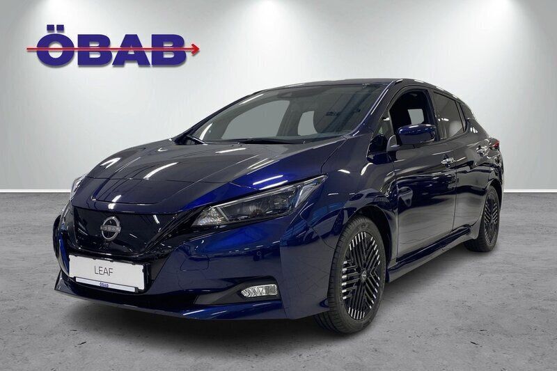 Mörkblå Begagnad 2022 Nissan Leaf N-Connecta Halvkombi | 238 900 kr (Marknadspris) - Bild 1/4