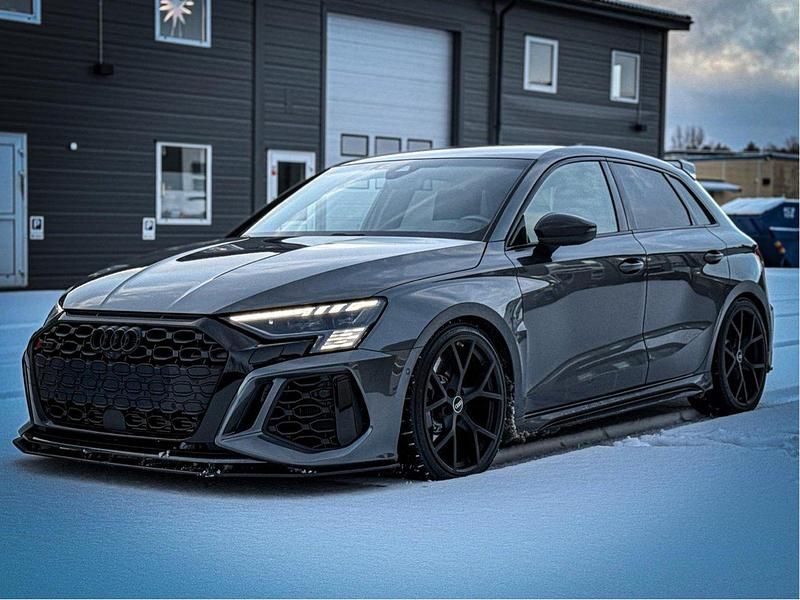 Grå Begagnad 2023 Audi RS3 Halvkombi | 699 999 kr (Lite dyr) - Bild 1/4