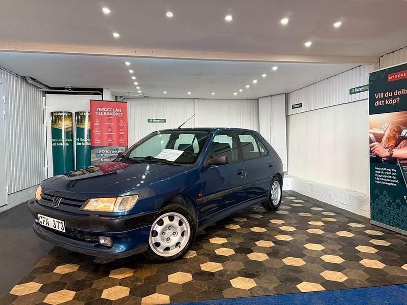 Mörkblå Begagnad 1996 Peugeot 306 Sport Halvkombi | 55 999 kr - Bild 1/4